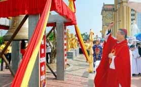 Hoành Đông: Làm phép chuông và Thêm sức