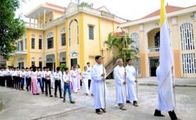 30 em thiếu nhi Vinh Phú nhận Thánh Thần