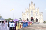 Đồng Liêu và Đồng Nhân bước qua Cửa Thánh