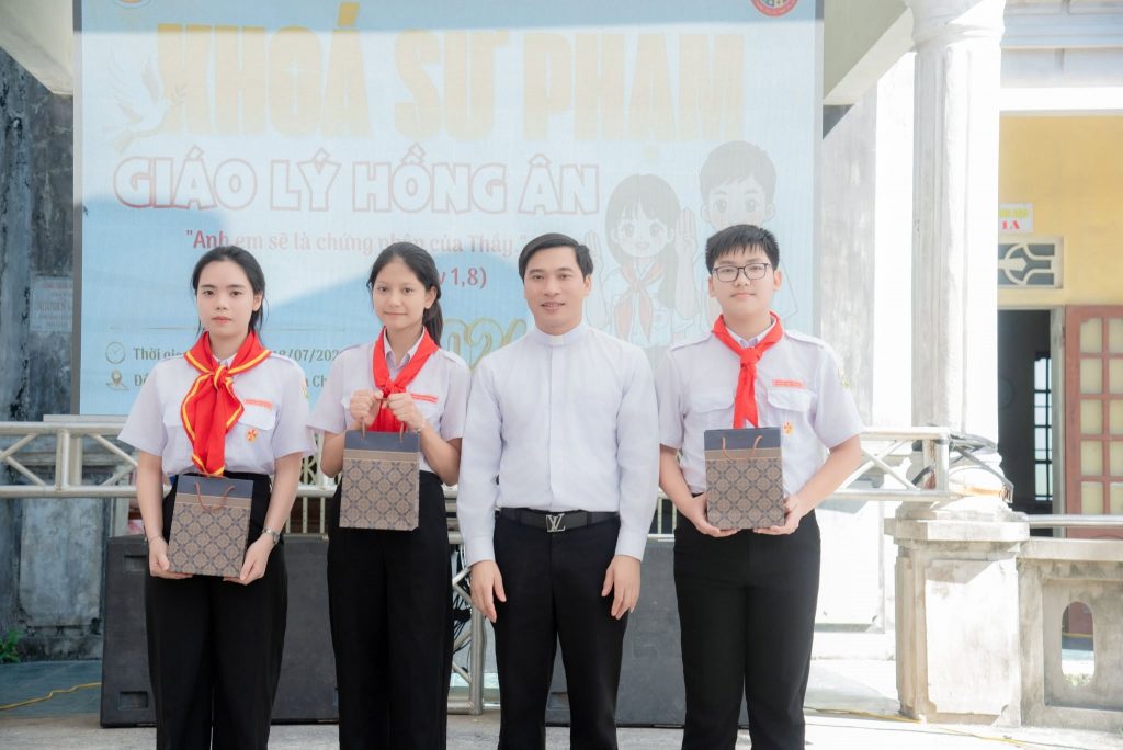 Bế giảng Khoá Sư phạm Giáo lý Hồng ân Giáo hạt Thức Hoá năm 2026