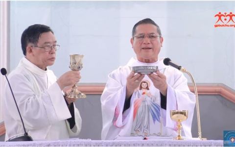 Đức Cha Tôma cử hành lễ lòng thương xót
