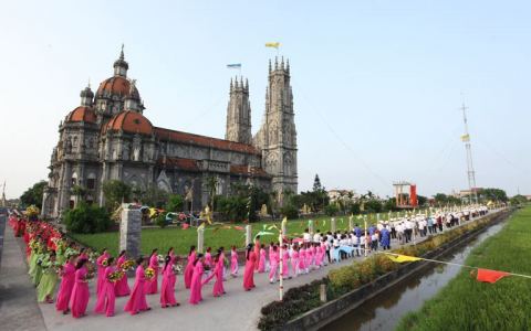 Giáo xứ Vinh Phú chầu lượt