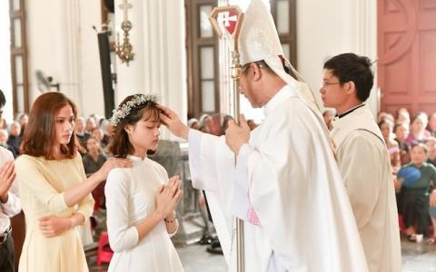 Báo Đáp: Đức cha dâng lễ kính Mình Máu Thánh