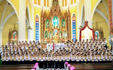 Kiên Lao: 204 em đón nhận Chúa Thánh Thần