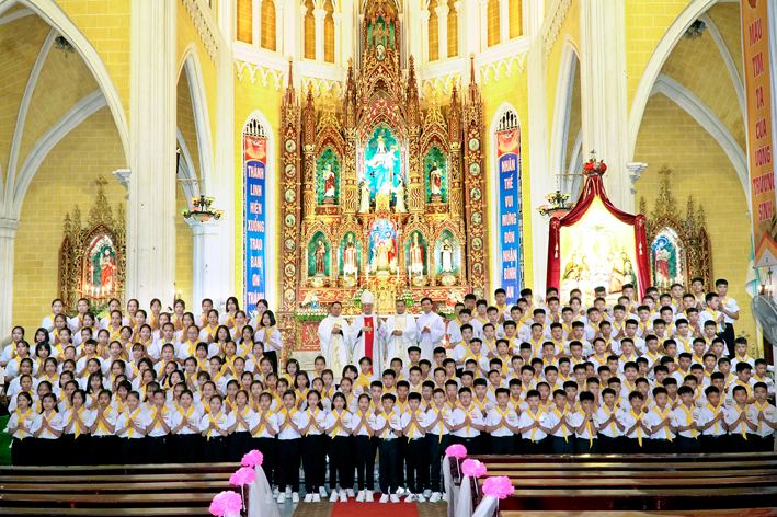 Kiên Lao: 204 em đón nhận Chúa Thánh Thần