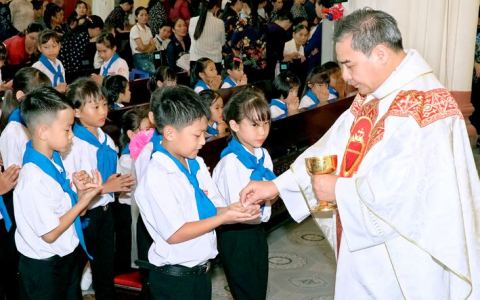 Kiên Lao: 199 em thiếu nhi rước lễ lần đầu    