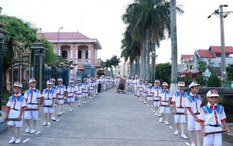 Gx. Xuân Dục rước kiệu & dâng hoa kính Mẹ