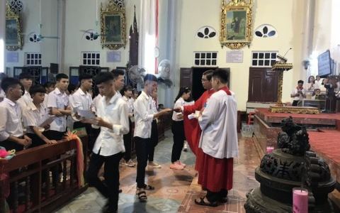 Xuân Thuỷ: 158 bạn trẻ rước lễ Bao đồng