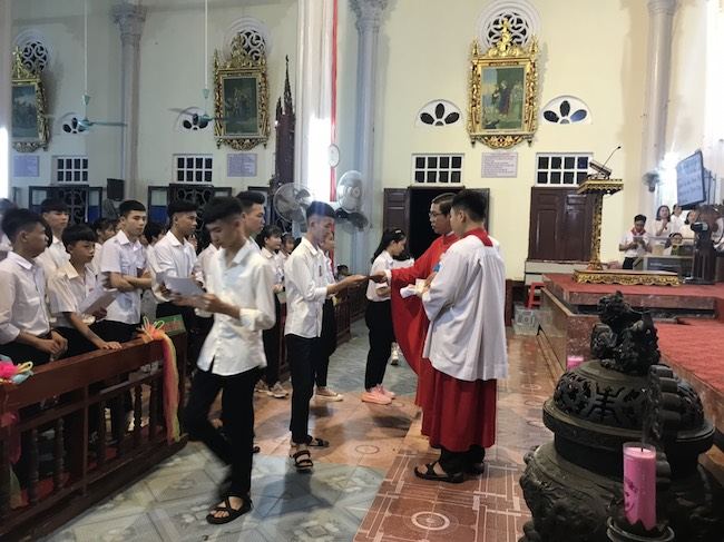 Xuân Thuỷ: 158 bạn trẻ rước lễ Bao đồng