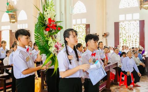 Giáo xứ Tứ Trùng: Đức cha ban bí tích Thêm sức