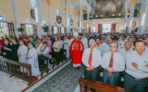 Phương Chính chầu và mừng lễ quan thầy