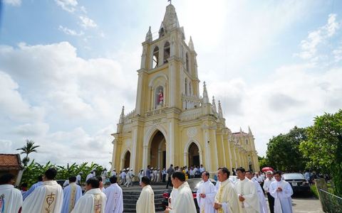 Tư Khẩn, thánh lễ nhận nhiệm sở