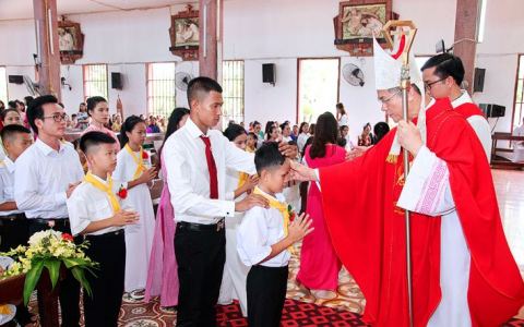 Quần Cống: 128 thiếu nhi chịu bí tích Thêm sức