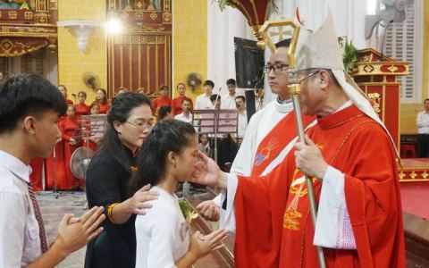 101 thiếu nhi Phú Nhai nhận bí tích Thêm sức