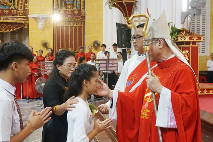 101 thiếu nhi Phú Nhai nhận bí tích Thêm sức