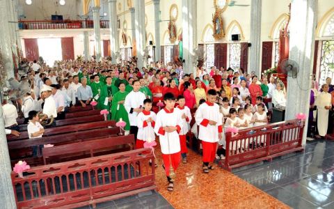 Giáo xứ Phú Giáo chầu Chúa Giê-su Thánh Thể
