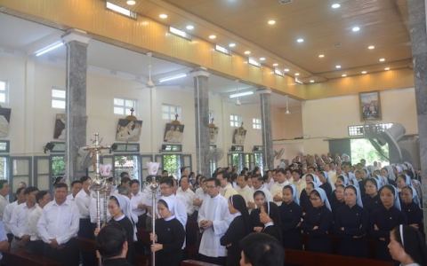 Dòng Trinh Vương chầu Thánh Thể