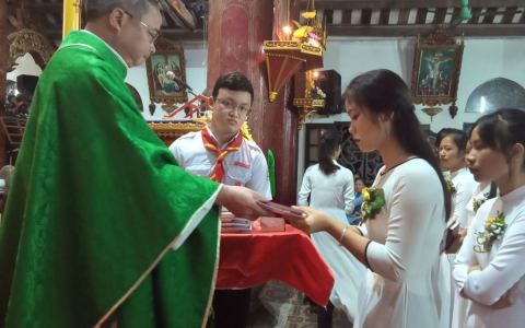 Giáo Lạc – 27 em rước lễ bao đồng