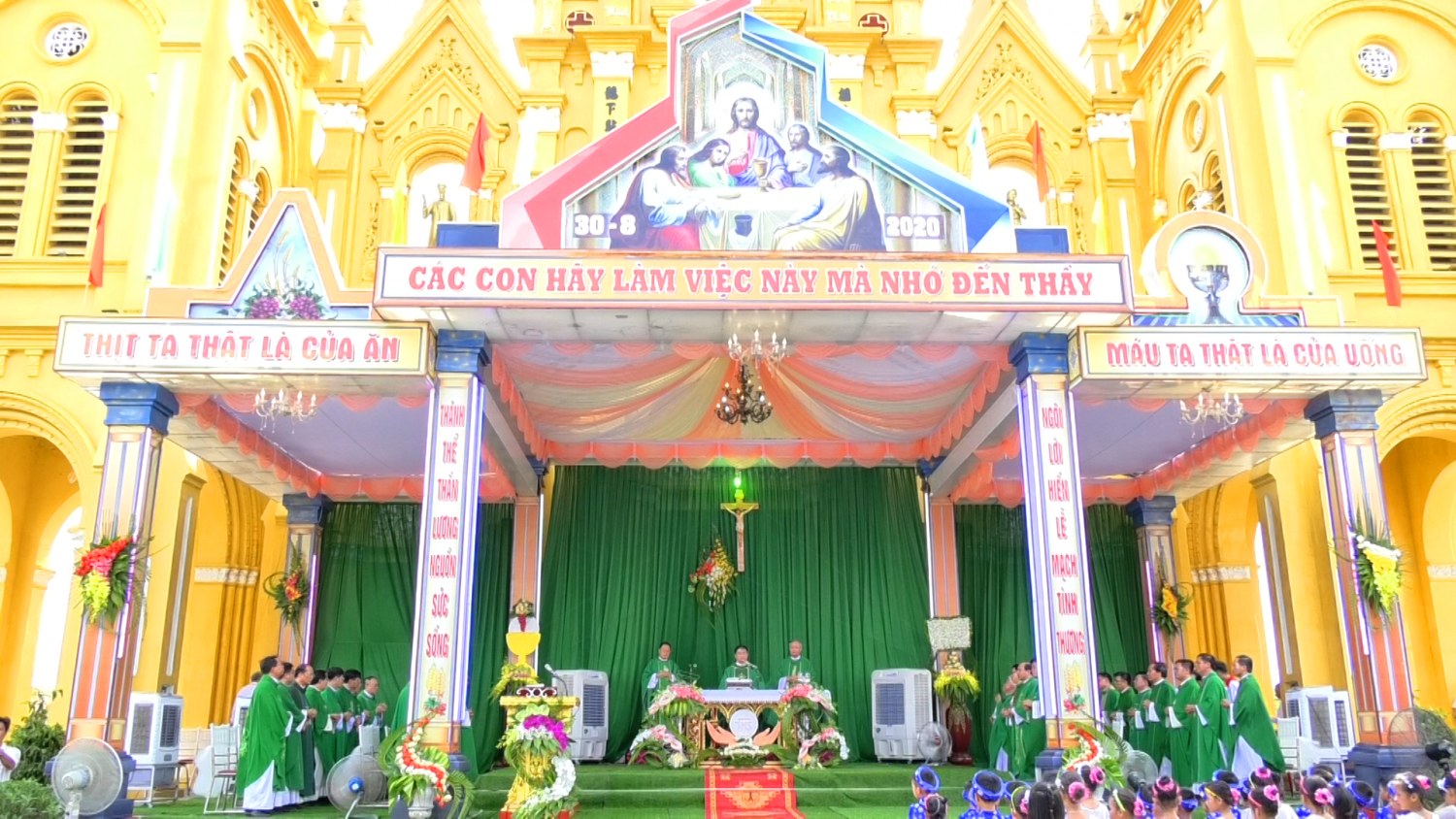 thanh le chinh tiec 00 26 52 08 still004