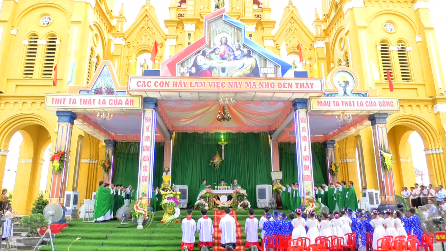 thanh le chinh tiec 01 02 12 14 still006 1