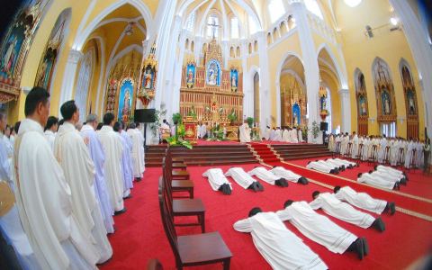 Thánh lễ phong chức linh mục cho 16 phó tế