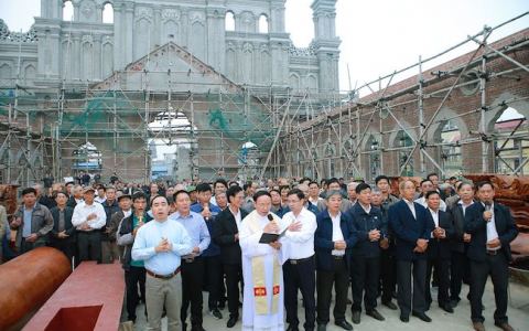 Trung Lao: Cất lợp Đền thánh Mẹ Thiên Chúa