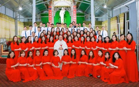 Trung Lao: Ca đoàn Cêcilia mừng bổn mạng