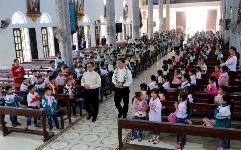 Giáo xứ Ân Phú đón cha phó