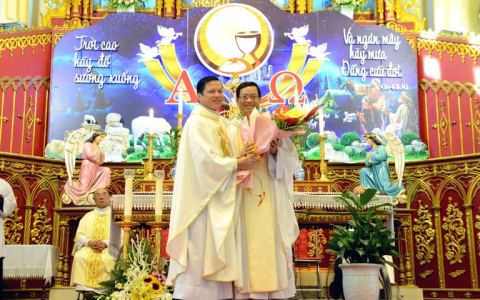 Giáo xứ Thánh Danh đón cha xứ mới