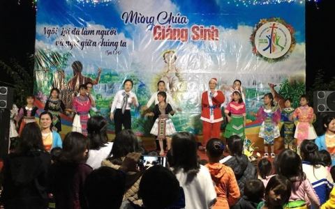 Dòng Mân Côi BC & và dân tộc H’Mong chia sẻ niềm vui Giáng sinh