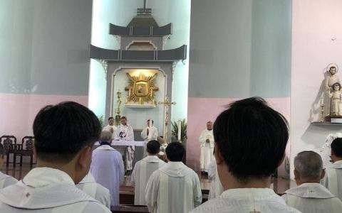 Linh mục Bùi Chu mừng quan thầy Đức cha
