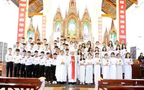 Đồng Liêu: 114 em nhận bí tích Thêm sức
