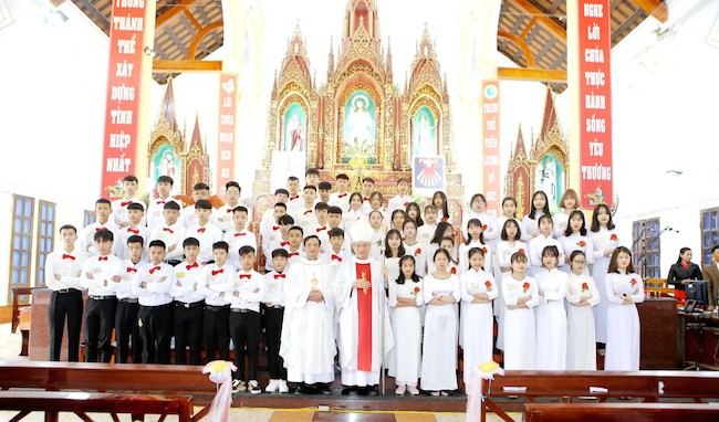 Đồng Liêu: 114 em nhận bí tích Thêm sức