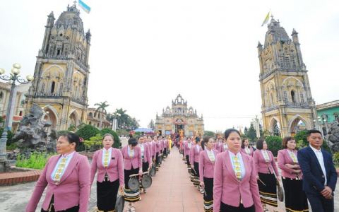Giáo xứ Trà Lũ chầu Chúa Giêsu Thánh Thể