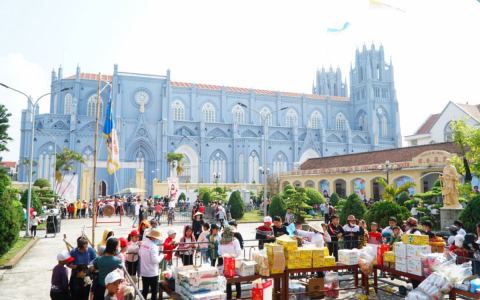 Thiếu nhi Phú Nhai hội chợ Xuân
