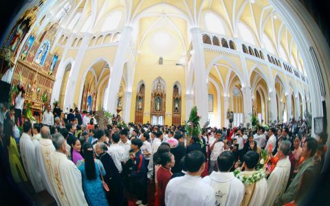Giáo xứ Hoành Đông chầu Thánh Thể