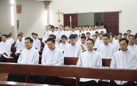 ĐCV: Thánh lễ trao tu phục cho quý thầy khóa XI