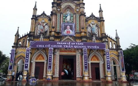 Nhiều thánh lễ được dâng cầu cho Cha Giuse