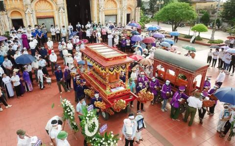 Gửi các em, “Những nụ hoa chớm nở”