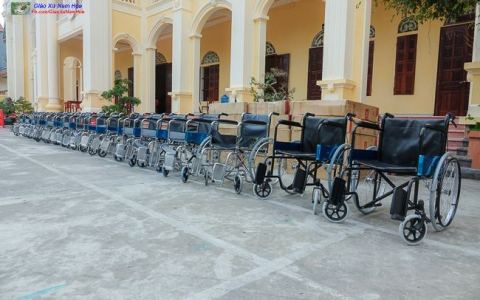 Giáo xứ Nam Hoà trao tặng 17 chiếc xe lăn