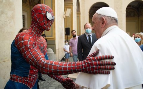 Tại sao Người Nhện lại xuất hiện ở Vatican?
