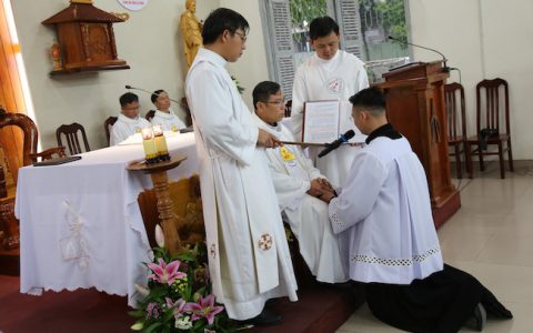 Thầy Tu “KHÓC NHÈ”