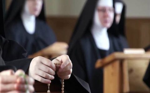 Mẹ Maria và tràng chuỗi Mân Côi