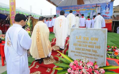 Gx. Phú Thọ đặt đá tái thiết thánh đường mới
