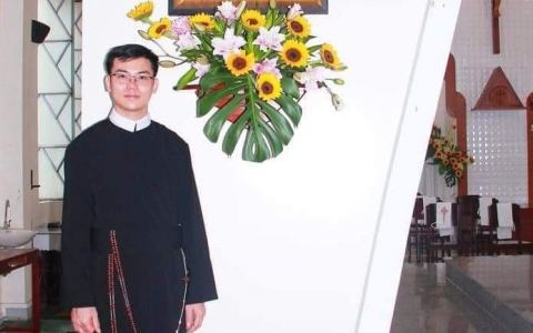 Thầy ra đi trẻ quá!