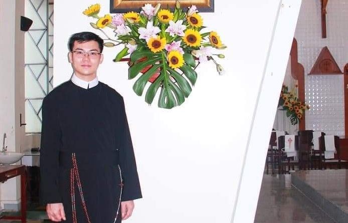Thầy ra đi trẻ quá!