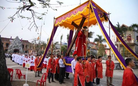 Có nên đeo tang thứ Sáu tuần Thánh?