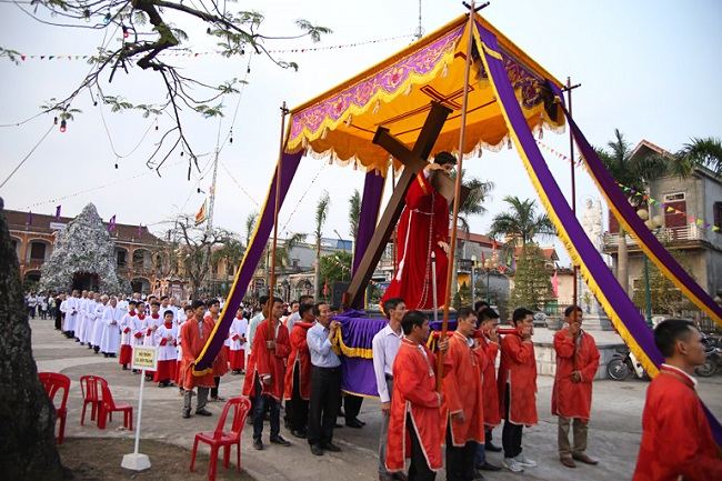 Có nên đeo tang thứ Sáu tuần Thánh?