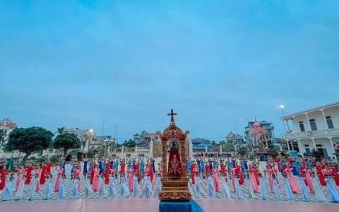 Định Hải dâng hoa kính Đức Mẹ