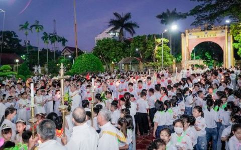 Quần Phương cung nghinh Thánh Thể